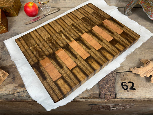 Hirnholz Schneidebrett aus Massivholz – handgemachtes Unikat #62 - geräucherte Eiche, Apfel